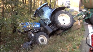 Vodič vletel do priekopy s niekoľkotonovým traktorom. Kolos odtrhol aj asfalt