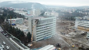 Začali búrať budovu riaditeľstva v areáli Rooseveltovej nemocnice