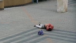 VIDEO: Dráma v centre mesta. Muž pod vplyvom drog sa triasol na zemi