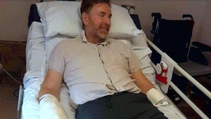 Muž si myslel, že má chrípku. Napokon prišiel o končatiny a takmer neprežil