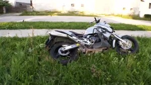 Nepozornosť motorkára (43) sa skončila bojom o život