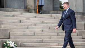 Kotlebu sprevádzali muži so zbraňami. Fico to prirovnal k nacistickému Nemecku