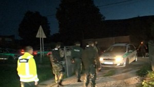 Osadníci napadli policajtov, skončili v nemocnici