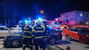 Pri zrážke dvoch áut v Rožňave sa zranilo osem ľudí, medzi nimi aj dve deti a tehotná žena