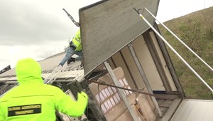 Nehoda kamióna zamestnala aj enviropolíciu. Vytieklo z neho stovky litrov nafty