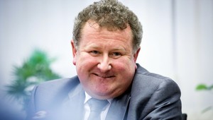 Holjenčík stále na úrade. Podľa SaS je to nehorázne