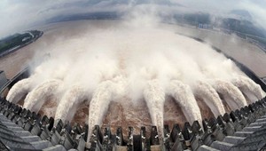 Traja opití muži vypustili priehradu, voda zaplavila dve dediny