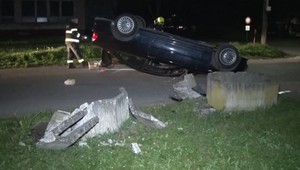 Opitý mladík prevrátil auto na strechu. Po nehode si išiel spokojne domov zdriemnuť