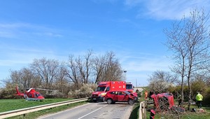 Čelná zrážka dvoch áut: Matka, ktorá v aute viezla aj batoľa, zraneniam podľahla