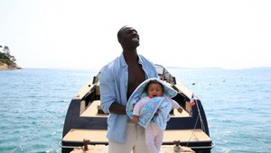 "Najťažšia na celom nakrúcaní bola práca s bábätkami," prezradil Omar Sy o vzniku filmu Aj dvaja sú rodina