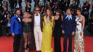 To je ale nechutné! Skutočne opľul hviezdny spevák hereckého kolegu v priamom prenose?!