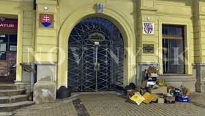 Pred Úrad Banskobystrického kraja ľudia nosia škatule