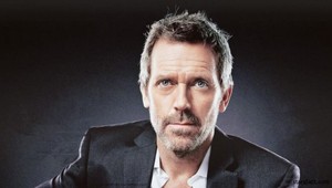Hugh Larie sa vráti na obrazovky v novom seriáli HBO ako kapitán vesmírnej lode