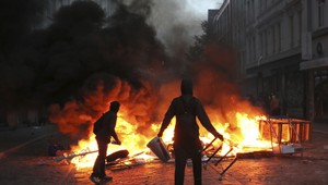 VIDEO: Nemecko v plameňoch. Demonštranti rabovali a útočili na policajtov