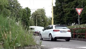 Problémová zeleň v Prešove. Šoféri pre vysokú trávu nevidia na cestu