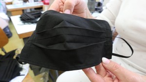 V Partizánskom na námestí predávali rúška. Šičky vyrobia denne 6 000 kusov