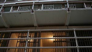 Okradli čašníčku, ktorá rátala tržbu