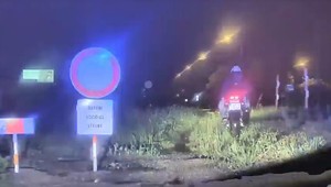 Policajti chceli skontrolovať motorkára, v jazde pokračoval. Zastavil ho až šmyk