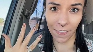 Mladá žena priznala, že sa sprchuje len raz do týždňa: Chudák tvoj manžel, píšu jej ľudia