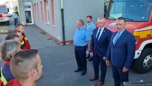 Hasiči a vojaci, ktorí vyrazili k požiaru v Slovinsku, sa vrátili domov. Privítal ich minister vnútra