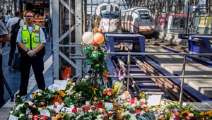 Muž, ktorý strčil pred vlak matku s dieťaťom, je sám otcom troch detí