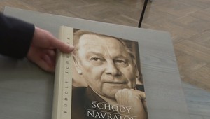 Exprezident Rudolf Schuster získal spisovateľskú cenu. O čom sú jeho Schody návratov?