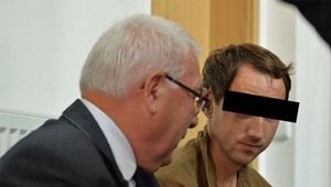 Bývalý novinár brutálne zavraždil dievča (14), pokúsil sa zabiť aj svoju priateľku (16)