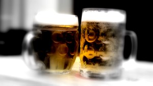 VIDEO: Policajtky v krčme. Chlapi sa nevedeli vynadívať