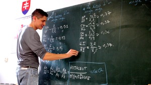 Osadníci sa tešia z novej školy, je postavená z kontajnerov