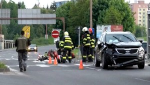 Vážna nehoda v Žiline. Motorkár (39) sa zrazil s autom