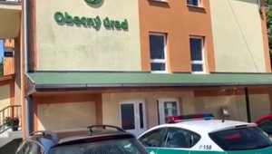 Polícia od rána zasahovala v obci Podhájska, zamerali sa na termálny vrt. Starosta hovorí, že ide o pomstu