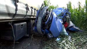 Vodička vletela autom priamo pod kolesá kamióna. Vyťahovať ju museli hasiči