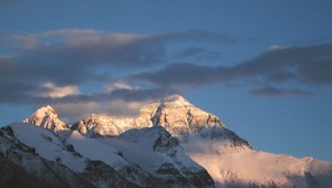 Falošné záchrany na Evereste: Turistov otrávili a poisťovne pripravili o milióny