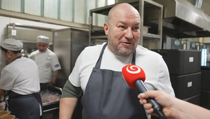 Minister Huliak vymenil oblek za zásteru. Slovákom želá krásne sviatky bez „hlúpych“ politikov