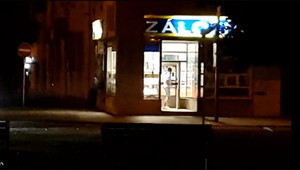 VIDEO: Zlodeji chceli vykradnúť záložňu, zamestnanec ich prekabátil