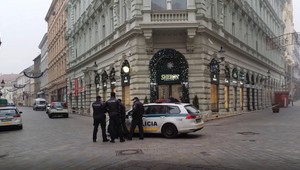V Bratislave lupiči vrazili s autom do klenotníctva. Ukradli veci za pol milióna eur