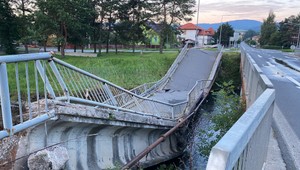 VIDEO: Na východe Slovenska sa zrútil most, bola na ňom jedna žena