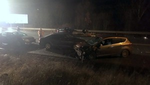 Smrteľná nehoda. Muž prešiel do protismeru, nasledovala zrážka štyroch áut