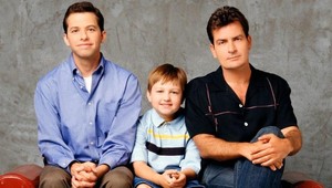 To je poriadna zmena: Ako vyzerá chutný chlapec z Dva a pol chlapa dnes?