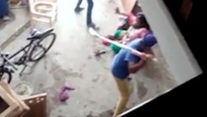 Žena porodila dievča. Švagor ju za to dobil palicou