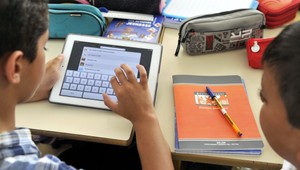 Žiaci v Bošanoch nepoznajú učebnice, učia sa na tabletoch