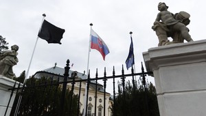 Slovensko si v piatok štátnym smútkom uctí obete fatálnej zrážky nákladného auta s linkovým autobusom