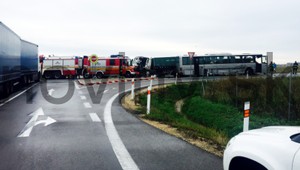 Pri Nitre sa zrazili dve nákladné autá a autobus plný detí
