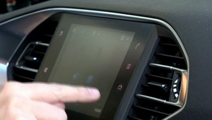 Nielen telefóny, aj displej na palubnej doske odpútava pozornosť šoférov