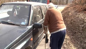 Pre prach nevidel traktor na ceste a nabúral do neho. V aute mal dve deti