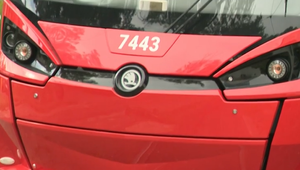 Električka zrazila ženu s deťmi. Zakliesnenú ju museli vyslobodiť hasiči