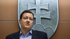 Daniel Lipšic si dnes prevzal uznesenie o vznesení obvinenia a vzápätí prišiel o vodičský preukaz