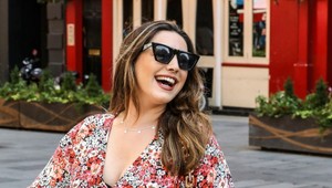 Letné šaty Kelly Brook idú na dračku: Sú vzdušné, svedčia aj bacuľkám a stoja len pár eur