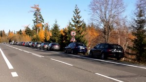 Vysoké Tatry sú v čiernej farbe. Nádherné počasie aj napriek tomu prilákalo stovky ľudí