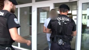 Len 16-ročný mladík sa vyhrážal matke, že ju podreže a zakope